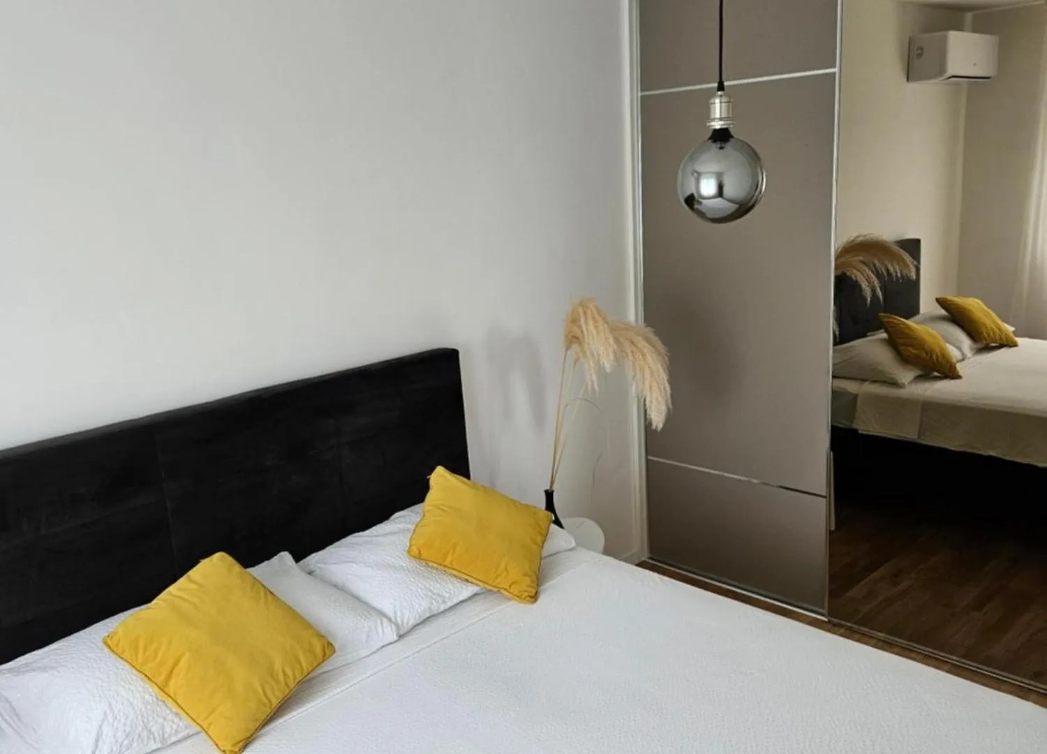 Apartments Zara With Garage Parking Space  Zadar
